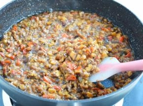 将汤汁收干，牛肉酱熬浓稠即可关火
