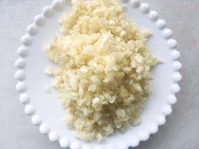 蒜拨干净，将蒜瓣拍碎，切成碎末
