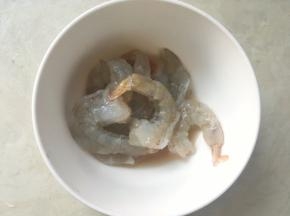 将虾装入小碗内，加1汤匙料酒腌一会
