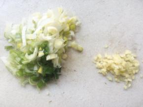 葱洗干净切碎，姜切碎末

