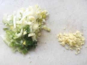葱洗干净切碎，姜切碎末
