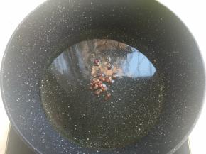 油温加热至出现线条，轻微冒油烟，关火加入花椒爆香
