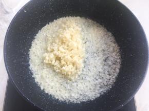 锅重新加热，加入蒜末爆蒜香
