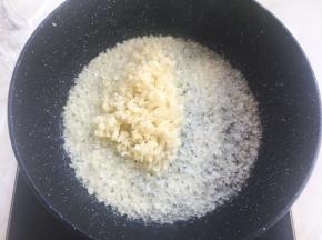 锅重新加热，加入蒜末爆蒜香
