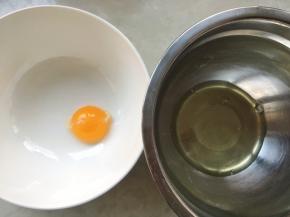 分离鸡蛋，装蛋白的容器要干净无油无水
