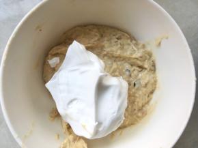 取一小部分打发好的蛋白霜，加入到燕麦糊中，翻拌均匀 