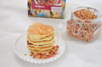 淋上一点蜂蜜静置5分钟，让蜂蜜渗透进松饼内，就可以吃啦