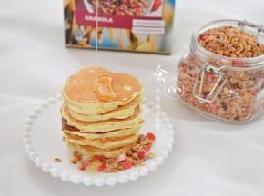 淋上一点蜂蜜静置5分钟，让蜂蜜渗透进松饼内，就可以吃啦