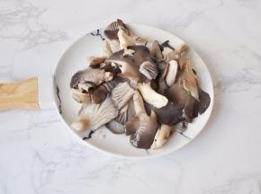 平菇撕成小朵洗净，入锅略焯捞出，然后过凉挤一下水份。