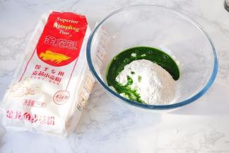 先准备揉面，150克金龙鱼饺子粉加上80克温水，1克盐，揉成光滑的面团。然后再取150金龙鱼饺子粉，加入90克菠菜汁，1克盐同样揉成光滑的面团盖上保鲜膜或湿毛巾醒发至少半个小时以上。菠菜汁我是焯过水的菠菜加水打成糊，没有过滤，汁较稠，所以比用水揉面多了10克。您如果做，请跟据实际情况微调。