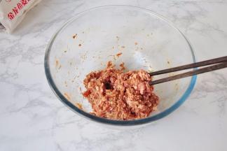猪肉选三七肥肉的前肘部位或猪肋位，用刀剁成肉末。您也可以买现成的肉馅，我喜欢自已剁，手工剁的比机器绞的更香一些。剁好的肉馅加入料酒、胡椒粉、酱油拌匀上劲备用。