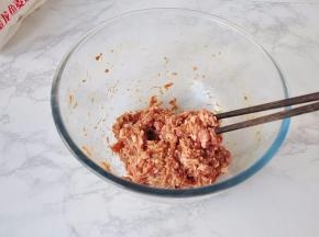 猪肉选三七肥肉的前肘部位或猪肋位，用刀剁成肉末。您也可以买现成的肉馅，我喜欢自已剁，手工剁的比机器绞的更香一些。剁好的肉馅加入料酒、胡椒粉、酱油拌匀上劲备用。