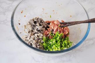 将平菇剁碎，再微微挤一下水份，韭菜切成细末与肉馅放在一起，加芝麻油、盐，食用油调成馅子馅。。韭菜取三五根即可，多了会抢平菇的味道。