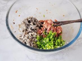 将平菇剁碎，再微微挤一下水份，韭菜切成细末与肉馅放在一起，加芝麻油、盐，食用油调成馅子馅。。韭菜取三五根即可，多了会抢平菇的味道。