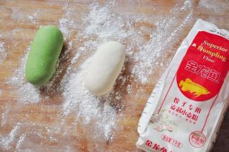 将醒发好的面团取出，在案板上撒一点饺子粉防沾。醒好的面团应筋道而柔软。