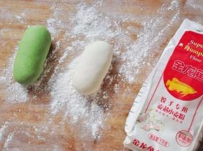 将醒发好的面团取出，在案板上撒一点饺子粉防沾。醒好的面团应筋道而柔软。