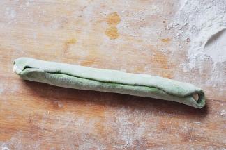 将绿色面团把白色面团包起来。