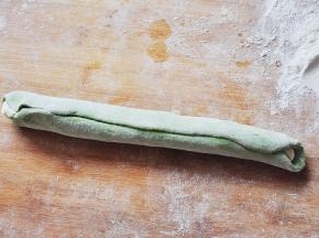 将绿色面团把白色面团包起来。