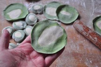 将小剂擀成饺子皮。醒好的饺子皮应擀好后不回缩。除了用温水和面，面粉的选择也很重要，揉好的面不能马上用，醒发一会也是关键。