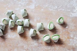 然后将面团再搓得细长一些，用刀切成小剂。