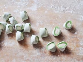 然后将面团再搓得细长一些，用刀切成小剂。