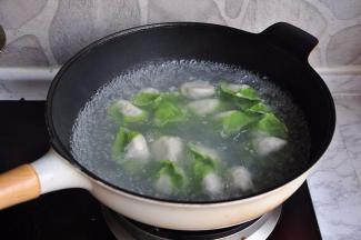 锅中水烧沸，煮饺子，这种饺子菜是熟的，所以只要肉熟了，饺子也就熟了，待饺子浮起，鼓起大肚子，证明饺子就熟了，可以捞出了。我们当地流行水沸一定，加一点凉水，一共加三次，基本啥馅的饺子都可以熟了。