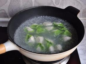 锅中水烧沸，煮饺子，这种饺子菜是熟的，所以只要肉熟了，饺子也就熟了，待饺子浮起，鼓起大肚子，证明饺子就熟了，可以捞出了。我们当地流行水沸一定，加一点凉水，一共加三次，基本啥馅的饺子都可以熟了。