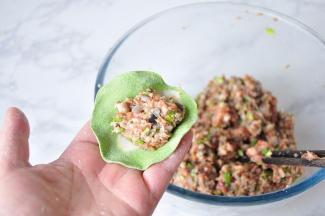 放上调好的饺子馅，馅的量跟据自已的手艺来，初学者不要放太多的馅。