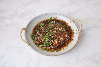 北方人一般吃饺子配蒜泥，我用醋、生抽、辣椒油、芝麻油、香菜、蒜末配了个料汁，味道也不错，您随意。