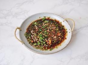 北方人一般吃饺子配蒜泥，我用醋、生抽、辣椒油、芝麻油、香菜、蒜末配了个料汁，味道也不错，您随意。