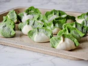 将包好的饺子底部沾点面粉依次摆好。您可以一次多包点，放冰箱中冷冻起来，想吃时随时取出。