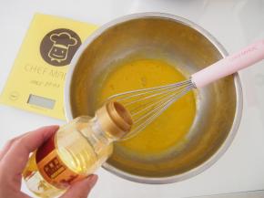 蛋黄中放入玉米油充分搅拌均匀