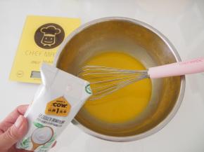 加入酸奶，充分搅拌均匀