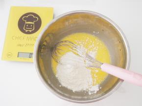 筛入低筋面粉，切拌均匀