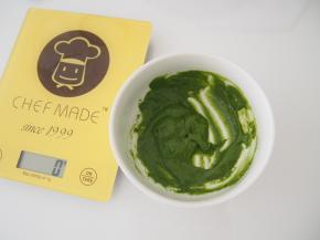 舀两勺面糊，加入抹茶粉搅拌均匀