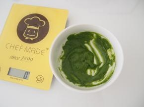 舀两勺面糊，加入抹茶粉搅拌均匀