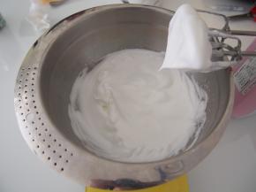 打发至出现纹路加入第二次糖，纹路明显后加入第三次糖，打发至湿性发泡的状态即可