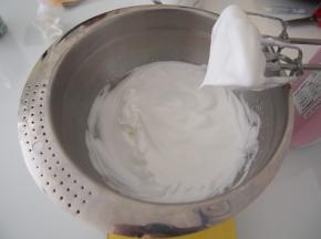 打发至出现纹路加入第二次糖，纹路明显后加入第三次糖，打发至湿性发泡的状态即可