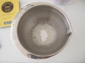 蛋白打出鱼眼泡后加入三分之一糖