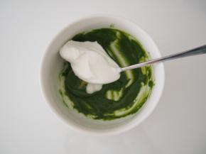 取适量蛋白霜加入抹茶面糊中，切拌均匀