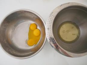 蛋白和蛋黄分离，蛋白放入无水无油的盆子中
