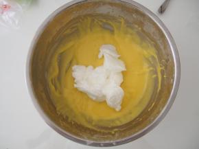 取三分之一的蛋白加入蛋黄糊中，切拌均匀