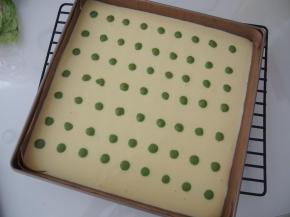 剩余的抹茶面糊我又挤了一层波点