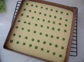 剩余的抹茶面糊我又挤了一层波点