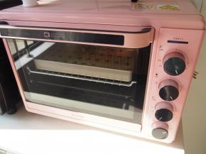 将烤盘放入烤箱，中层上下火，160度，20分钟左右熟透即可。烤好的蛋糕片扣在晾网上，撕掉油布后盖上一张油纸，晾至温热。将晾好的蛋糕片翻过来，抹上打发好的淡奶油