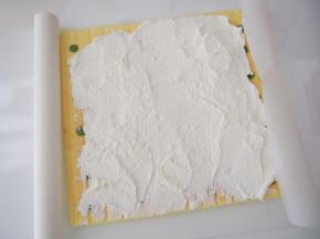 借助擀面杖将蛋糕卷卷起来，放入冰箱冷藏定型后就可以切开啦