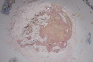 把酵母水倒入面粉中