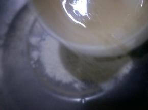 第二部分，酵母放入水中融化倒入面粉中