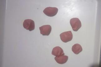 把红曲米粉面团均分成4等份，可以制作4只小鹿