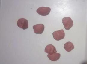 把红曲米粉面团均分成4等份，可以制作4只小鹿